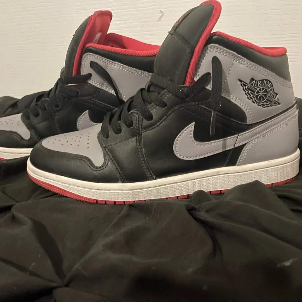 Air Jordan 1 mid bred shadow